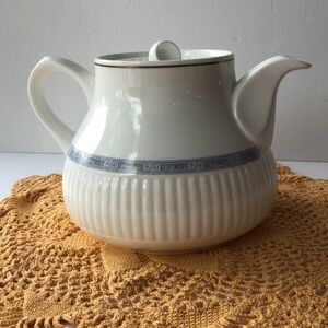 Wedgwood Insignia bone china teapot
